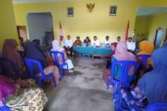 H. Decky, sekdes dan pihak desa terima ibu ibu warga Dusun Bulu
