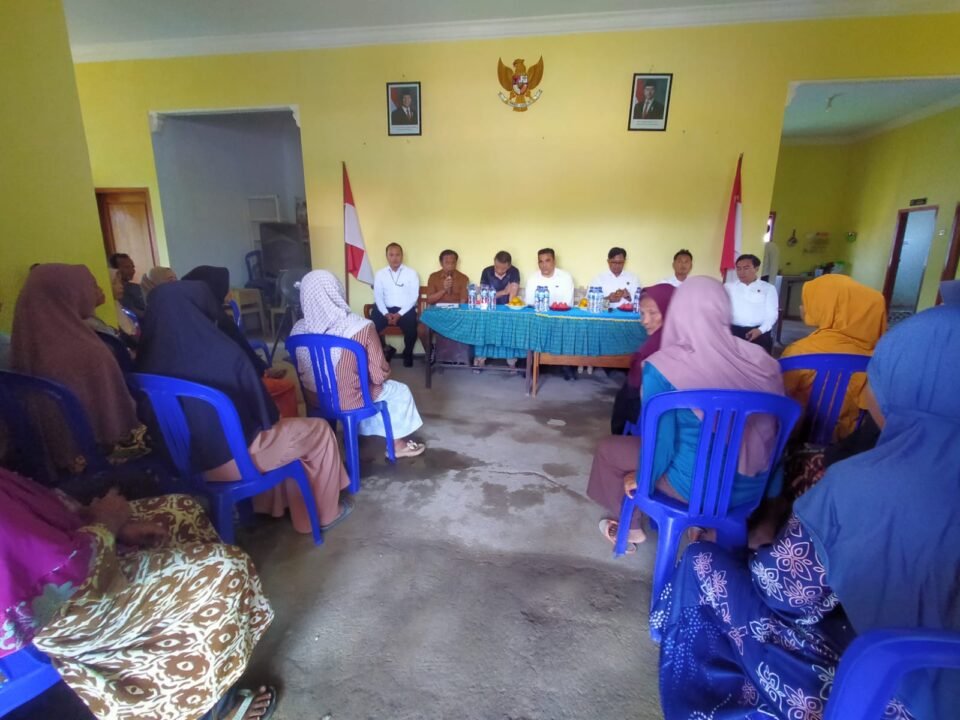 H. Decky, sekdes dan pihak desa terima ibu ibu warga Dusun Bulu