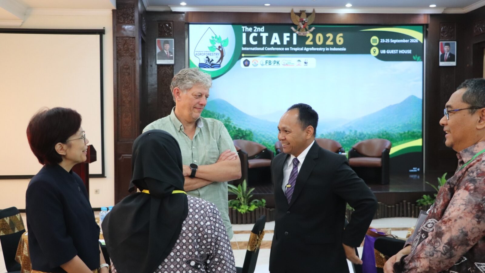 Dekan FBiPK bersama sejumlah peneliti dari lembaga, antara lain BRIN, CIRAD Prancis, Universitas Gadjah Mada, Universitas Muria Kudus, hingga Universiti Malaysia Sabah