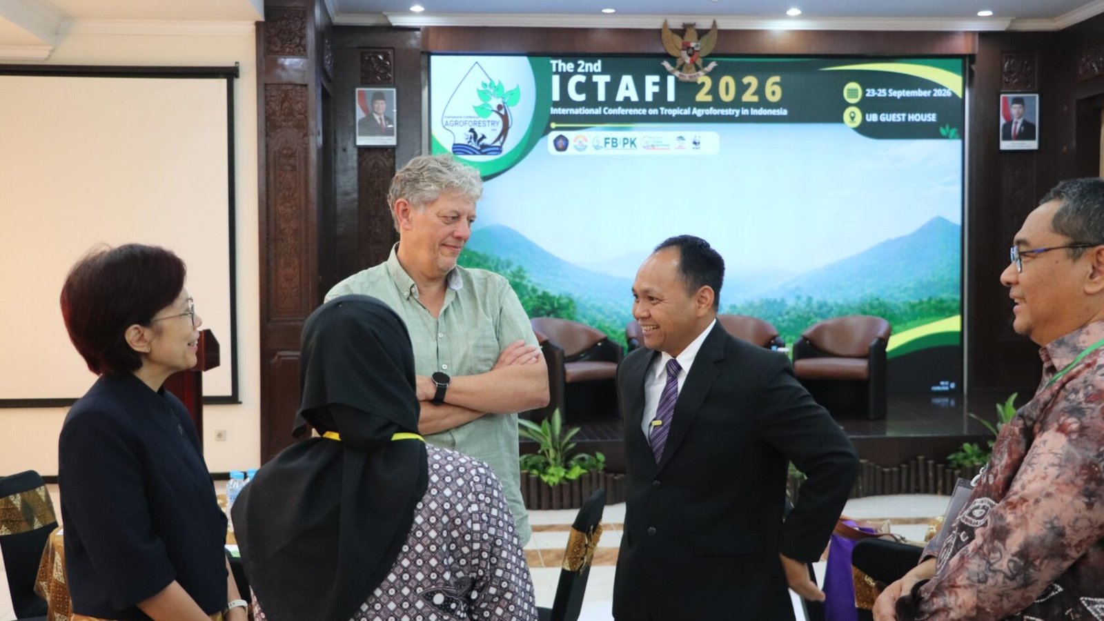 Dekan FBiPK bersama sejumlah peneliti dari lembaga, antara lain BRIN, CIRAD Prancis, Universitas Gadjah Mada, Universitas Muria Kudus, hingga Universiti Malaysia Sabah
