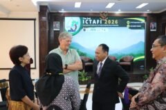 Dekan FBiPK bersama sejumlah peneliti dari lembaga, antara lain BRIN, CIRAD Prancis, Universitas Gadjah Mada, Universitas Muria Kudus, hingga Universiti Malaysia Sabah