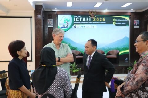 Dekan FBiPK bersama sejumlah peneliti dari lembaga, antara lain BRIN, CIRAD Prancis, Universitas Gadjah Mada, Universitas Muria Kudus, hingga Universiti Malaysia Sabah
