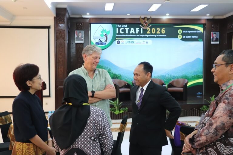 Dekan FBiPK bersama sejumlah peneliti dari lembaga, antara lain BRIN, CIRAD Prancis, Universitas Gadjah Mada, Universitas Muria Kudus, hingga Universiti Malaysia Sabah