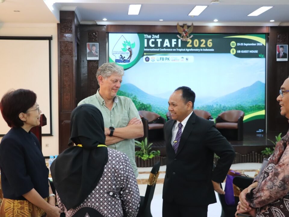 Dekan FBiPK bersama sejumlah peneliti dari lembaga, antara lain BRIN, CIRAD Prancis, Universitas Gadjah Mada, Universitas Muria Kudus, hingga Universiti Malaysia Sabah