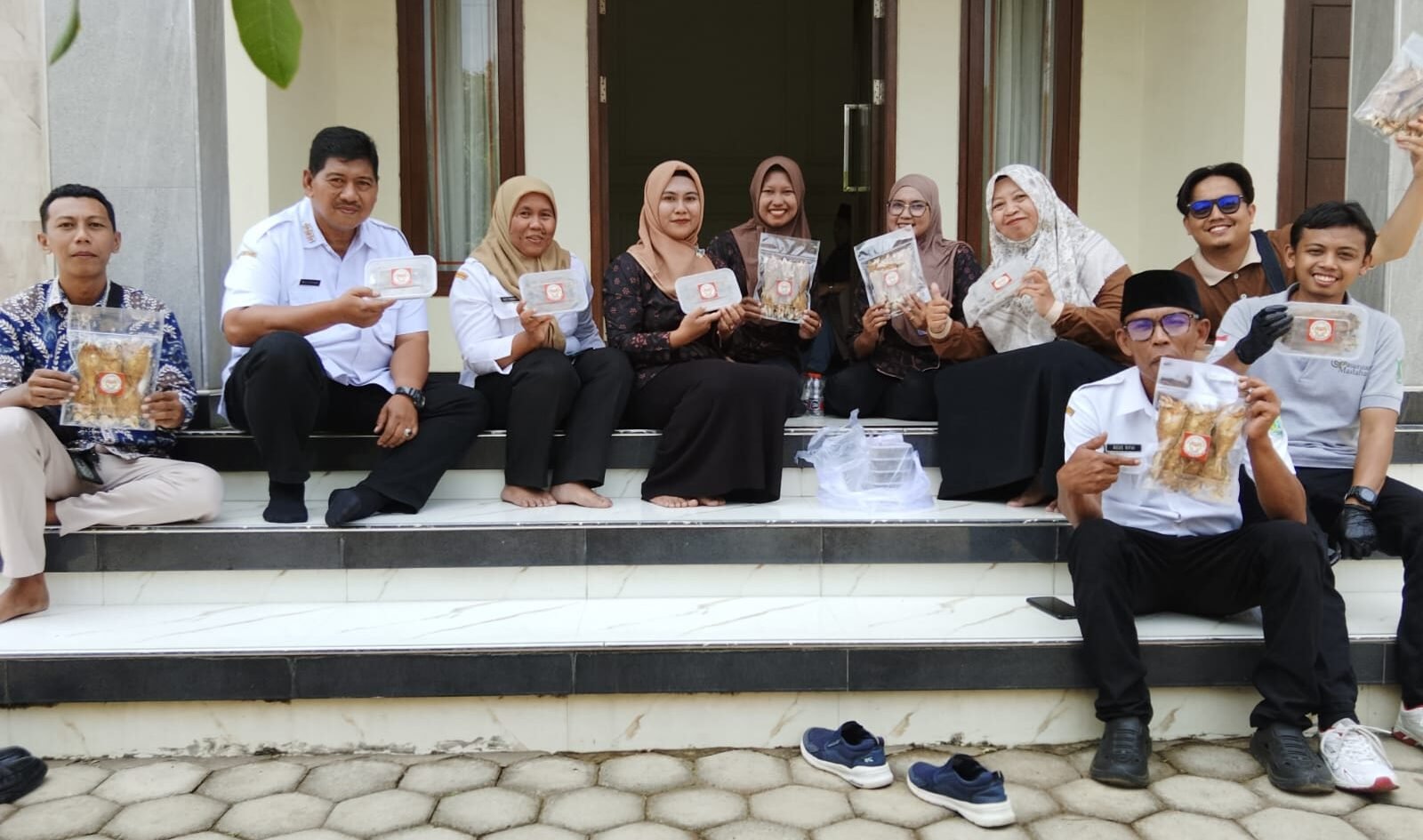 Pemerintah Desa Penunggul bersama Camat Mulyohadi dan pelaku UMKM memamerkan ikan dendeng premium yang dikembangkan sebagai ikon produk unggulan dan alternatif oleh-oleh khas dari Desa Penunggul, Kecamatan Nguling, Pasuruan.