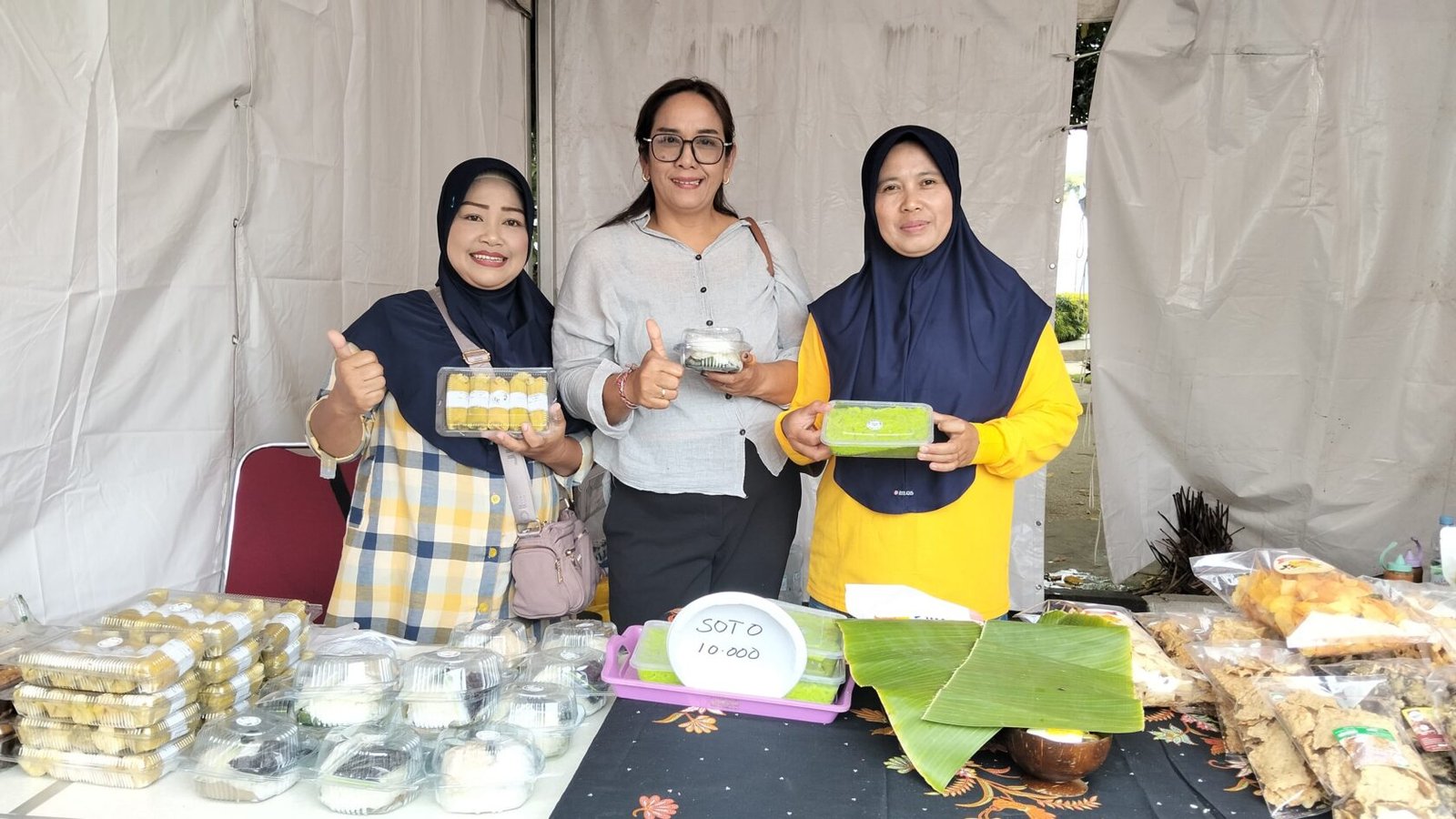 Nining Kusmiati bersama rekan kelompoknya memamerkan produk olahan lepet jagung dan aneka jajanan pangan lokal di stan pameran KTNA Agro Expo 2026 di Kota Batu. Olahan mandiri ini sukses mengangkat potensi bahan baku lokal menjadi produk bernilai tambah.