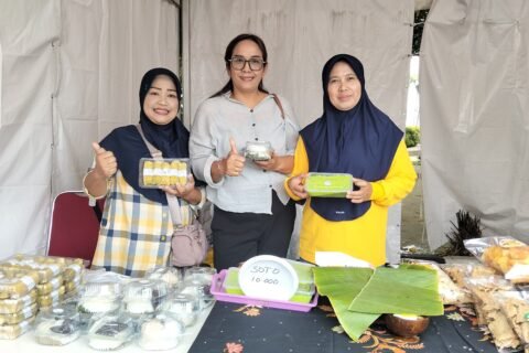 Nining Kusmiati bersama rekan kelompoknya memamerkan produk olahan lepet jagung dan aneka jajanan pangan lokal di stan pameran KTNA Agro Expo 2026 di Kota Batu. Olahan mandiri ini sukses mengangkat potensi bahan baku lokal menjadi produk bernilai tambah.
