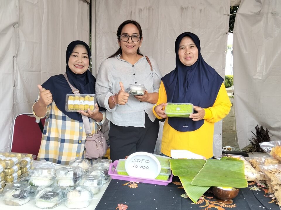 Nining Kusmiati bersama rekan kelompoknya memamerkan produk olahan lepet jagung dan aneka jajanan pangan lokal di stan pameran KTNA Agro Expo 2026 di Kota Batu. Olahan mandiri ini sukses mengangkat potensi bahan baku lokal menjadi produk bernilai tambah.