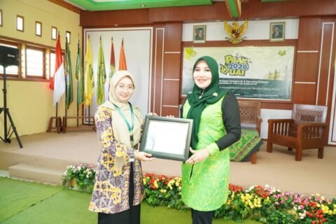 Anggota DPD RI Dr. Lia Istifhama (kanan) menerima piagam penghargaan dari perwakilan Universitas Al Hikmah Indonesia Tuban usai memberikan materi kuliah tamu yang menginspirasi para mahasiswa baru.