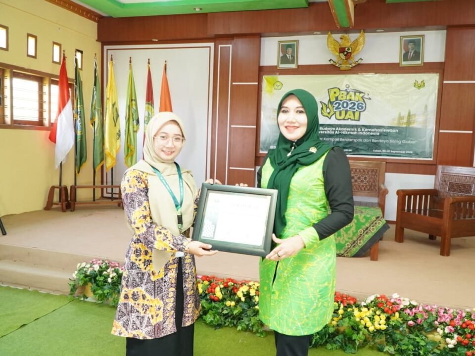 Anggota DPD RI Dr. Lia Istifhama (kanan) menerima piagam penghargaan dari perwakilan Universitas Al Hikmah Indonesia Tuban usai memberikan materi kuliah tamu yang menginspirasi para mahasiswa baru.