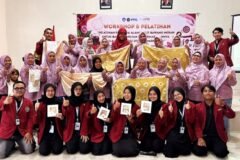 Sinergi Kreatif: Mahasiswa PPG PGSD Universitas Muhammadiyah Malang (UMM) berfoto bersama anggota KWT Putri Pandan Wangi sembari memamerkan hasil kain batik jumputan menggunakan pewarna alami 'Allium Dye' dari limbah kulit bawang merah di Balai Dusun Klerek, Torongrejo, Kota Batu.