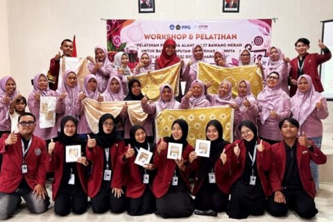 Sinergi Kreatif: Mahasiswa PPG PGSD Universitas Muhammadiyah Malang (UMM) berfoto bersama anggota KWT Putri Pandan Wangi sembari memamerkan hasil kain batik jumputan menggunakan pewarna alami 'Allium Dye' dari limbah kulit bawang merah di Balai Dusun Klerek, Torongrejo, Kota Batu.
