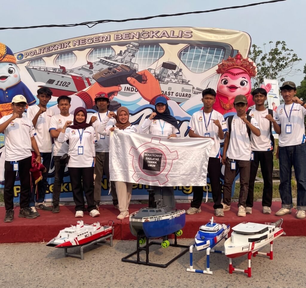 Tim LSO Mekatronic Fakultas Teknik UMM berpose bersama prototipe kapal kebanggaan Sengkaling EVO.7 usai meraih penghargaan Best Poster kategori FERC pada ajang Kontes Kapal Indonesia (KKI) Nasional 2026 di Politeknik Negeri Bengkalis, Riau.