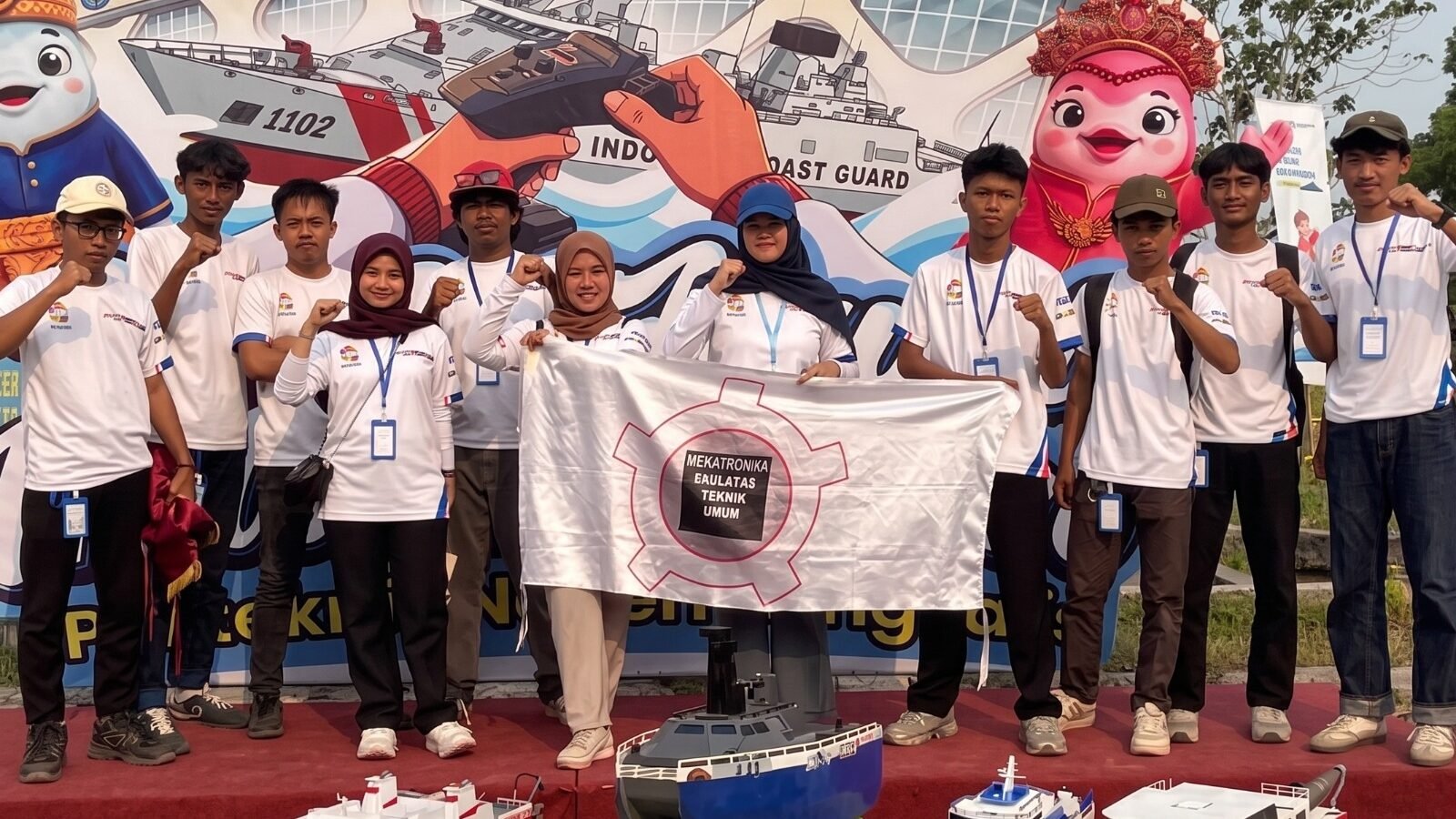 Tim LSO Mekatronic Fakultas Teknik UMM berpose bersama prototipe kapal kebanggaan Sengkaling EVO.7 usai meraih penghargaan Best Poster kategori FERC pada ajang Kontes Kapal Indonesia (KKI) Nasional 2026 di Politeknik Negeri Bengkalis, Riau.