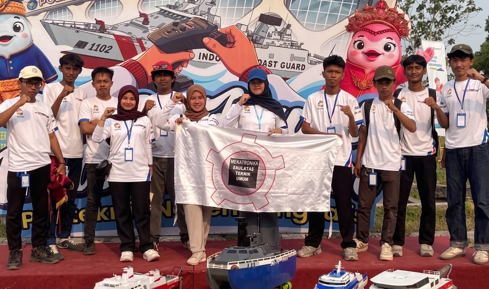 Tim LSO Mekatronic Fakultas Teknik UMM berpose bersama prototipe kapal kebanggaan Sengkaling EVO.7 usai meraih penghargaan Best Poster kategori FERC pada ajang Kontes Kapal Indonesia (KKI) Nasional 2026 di Politeknik Negeri Bengkalis, Riau.