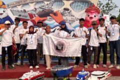 Tim LSO Mekatronic Fakultas Teknik UMM berpose bersama prototipe kapal kebanggaan Sengkaling EVO.7 usai meraih penghargaan Best Poster kategori FERC pada ajang Kontes Kapal Indonesia (KKI) Nasional 2026 di Politeknik Negeri Bengkalis, Riau.