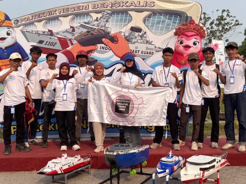Tim LSO Mekatronic Fakultas Teknik UMM berpose bersama prototipe kapal kebanggaan Sengkaling EVO.7 usai meraih penghargaan Best Poster kategori FERC pada ajang Kontes Kapal Indonesia (KKI) Nasional 2026 di Politeknik Negeri Bengkalis, Riau.