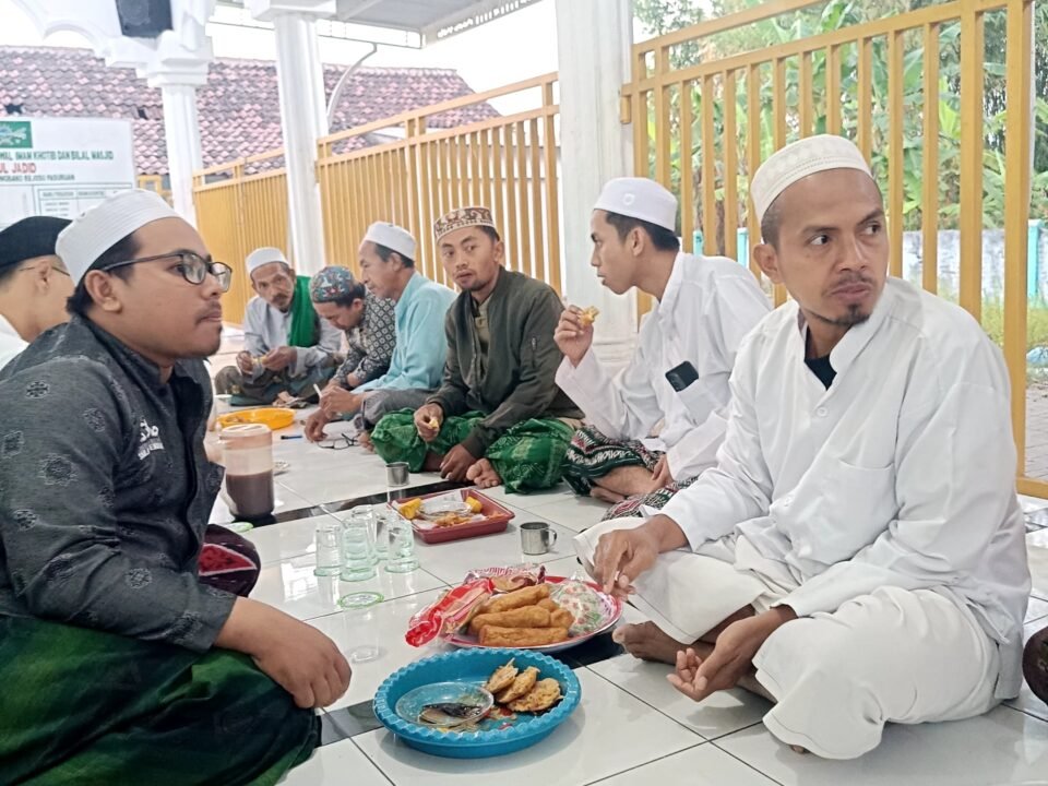 Ikatan Alumni Santri Sidogiri (IASS) Kecamatan Rejoso kembali melaksanakan KSB (Kesadaran Subuh Berjamaah) di Masjid Nurul Jadid, Dusun Suruh, Desa Kedungbako, Kecamatan Rejoso, Kabupaten Pasuruan.