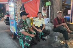 Babinsa Kelurahan Klojen Sertu Gunawan berbincang hangat bersama petugas keamanan (Satpam) dan warga di sela-sela kegiatan patroli dialogis malam di wilayah Klojen, Kota Malang. (Foto: Dok. Koramil 0833-01/Klojen)