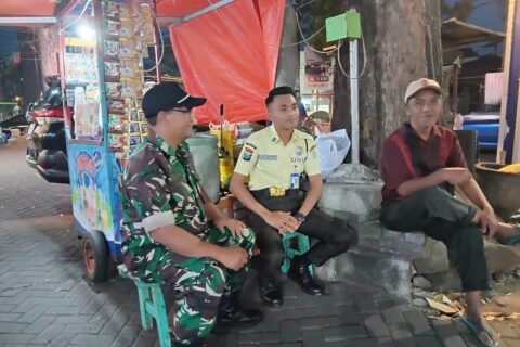 Babinsa Kelurahan Klojen Sertu Gunawan berbincang hangat bersama petugas keamanan (Satpam) dan warga di sela-sela kegiatan patroli dialogis malam di wilayah Klojen, Kota Malang. (Foto: Dok. Koramil 0833-01/Klojen)