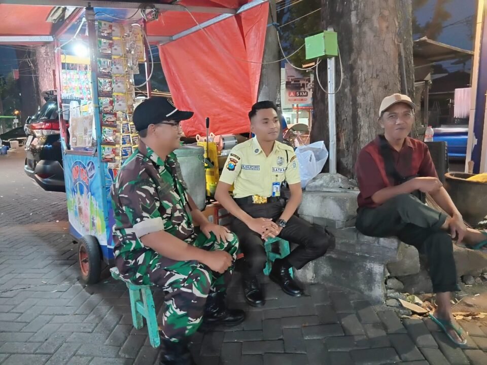 Babinsa Kelurahan Klojen Sertu Gunawan berbincang hangat bersama petugas keamanan (Satpam) dan warga di sela-sela kegiatan patroli dialogis malam di wilayah Klojen, Kota Malang. (Foto: Dok. Koramil 0833-01/Klojen)