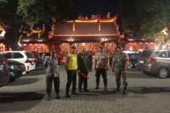 Babinsa Kelurahan Kotalama Koptu Eko bersama aparat kepolisian dan petugas keamanan berjaga di halaman Klenteng Eng An Kiong demi memastikan situasi lingkungan tetap kondusif di Kota Malang.