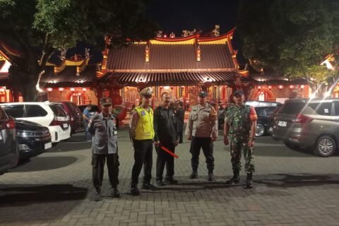 Babinsa Kelurahan Kotalama Koptu Eko bersama aparat kepolisian dan petugas keamanan berjaga di halaman Klenteng Eng An Kiong demi memastikan situasi lingkungan tetap kondusif di Kota Malang.