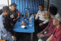 Babinsa Kelurahan Kotalama Koramil 0833-02/Kedungkandang Koptu Eko bersama Bhabinkamtibmas Bripka Diky berdialog santai menyerap aspirasi warga lewat komsos dialogis di wilayah binaan, Rabu (30/09)