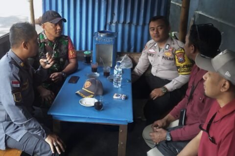 Babinsa Kelurahan Kotalama Koramil 0833-02/Kedungkandang Koptu Eko bersama Bhabinkamtibmas Bripka Diky berdialog santai menyerap aspirasi warga lewat komsos dialogis di wilayah binaan, Rabu (30/09)