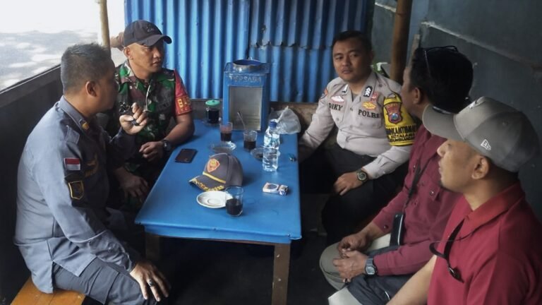 Babinsa Kelurahan Kotalama Koramil 0833-02/Kedungkandang Koptu Eko bersama Bhabinkamtibmas Bripka Diky berdialog santai menyerap aspirasi warga lewat komsos dialogis di wilayah binaan, Rabu (30/09)