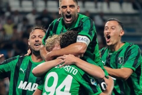 Jay Idzes merayakan gol Sebastiano Esposito saat Sassuolo menang dramatis atas Juventus di pekan 4 Serie A Italia 2026/27 (14/9)./Instagram @sassuolocalcio