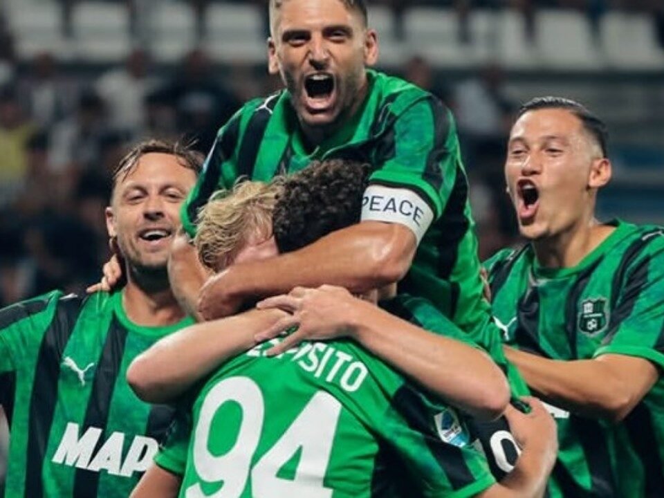 Jay Idzes merayakan gol Sebastiano Esposito saat Sassuolo menang dramatis atas Juventus di pekan 4 Serie A Italia 2026/27 (14/9)./Instagram @sassuolocalcio