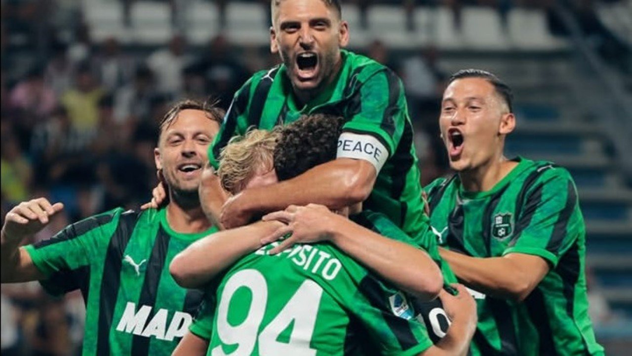 Jay Idzes merayakan gol Sebastiano Esposito saat Sassuolo menang dramatis atas Juventus di pekan 4 Serie A Italia 2026/27 (14/9)./Instagram @sassuolocalcio