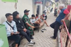 Babinsa Koramil 0833-01/Klojen, Sertu Gunawan, tampak membaur dan bercengkerama santai bersama warga di sebuah gang permukiman Kelurahan Klojen, Rabu (16/09/2026).