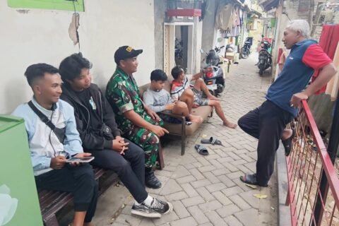 Babinsa Koramil 0833-01/Klojen, Sertu Gunawan, tampak membaur dan bercengkerama santai bersama warga di sebuah gang permukiman Kelurahan Klojen, Rabu (16/09/2026).