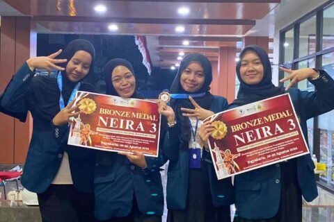 Sejumlah perwakilan mahasiswi FBiPK UB tersenyum bangga memamerkan medali dan sertifikat Bronze Medal yang sukses mereka raih dalam ajang NEIRA 3
