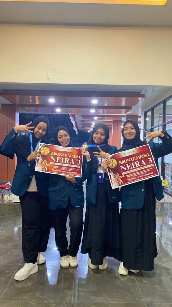 Sejumlah perwakilan mahasiswi FBiPK UB tersenyum bangga memamerkan medali dan sertifikat Bronze Medal yang sukses mereka raih dalam ajang NEIRA 3