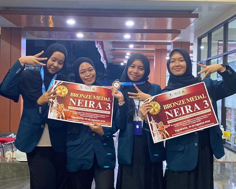 Sejumlah perwakilan mahasiswi FBiPK UB tersenyum bangga memamerkan medali dan sertifikat Bronze Medal yang sukses mereka raih dalam ajang NEIRA 3