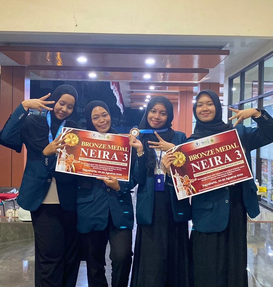 Sejumlah perwakilan mahasiswi FBiPK UB tersenyum bangga memamerkan medali dan sertifikat Bronze Medal yang sukses mereka raih dalam ajang NEIRA 3