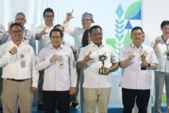 Perwakilan kepala daerah dan pejabat terkait berfoto bersama sambil memamerkan trofi Financial Literacy Award di atas panggung puncak perayaan Hari Indonesia Menabung dan Bulan Literasi Keuangan 2026 yang diselenggarakan oleh OJK di Bekasi.