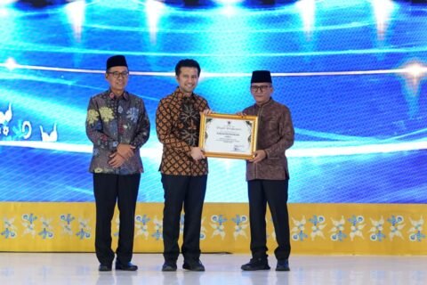 Wakil Gubernur Jawa Timur Emil Elestianto Dardak (tengah) menyerahkan piagam penghargaan Juara II Pariwisata Ramah Muslim FESyar Award Jatim 2026 kepada Wakil Bupati Pasuruan Sobih Asrori (kanan) di Surabaya, Minggu (27/9/2026).