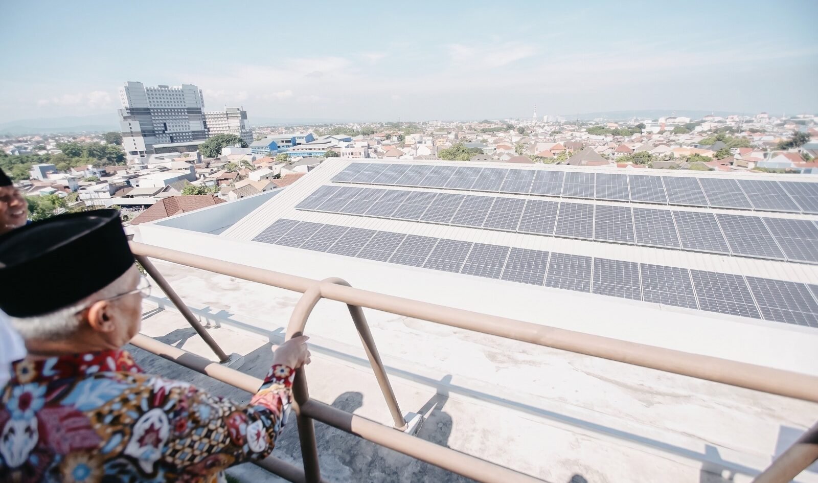 Tampak instalasi solar panel (panel surya) berskala besar di atap gedung Universitas Muhammadiyah Malang (UMM) yang menjadi salah satu indikator kuat keberhasilan UMM meraih predikat kampus paling berkelanjutan di ajang UI GreenMetric 2026.