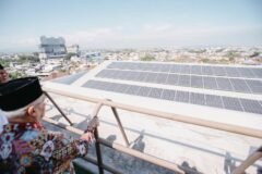 Tampak instalasi solar panel (panel surya) berskala besar di atap gedung Universitas Muhammadiyah Malang (UMM) yang menjadi salah satu indikator kuat keberhasilan UMM meraih predikat kampus paling berkelanjutan di ajang UI GreenMetric 2026.