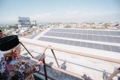 Tampak instalasi solar panel (panel surya) berskala besar di atap gedung Universitas Muhammadiyah Malang (UMM) yang menjadi salah satu indikator kuat keberhasilan UMM meraih predikat kampus paling berkelanjutan di ajang UI GreenMetric 2026.