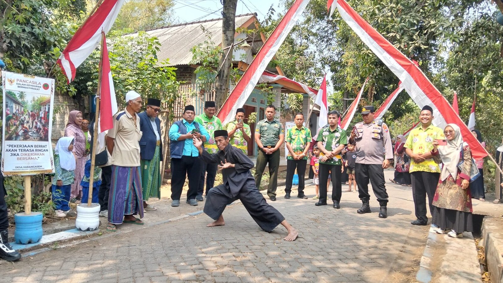 Warga menyuguhkan atraksi pencak silat untuk menyambut kedatangan tim penilai Lomba Kampung Pancasila tingkat Kabupaten Pasuruan di Dusun Kutaan, Desa Karangasem, Kecamatan Wonorejo, pada Kamis (10/9/2026).