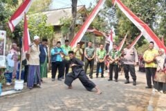 Warga menyuguhkan atraksi pencak silat untuk menyambut kedatangan tim penilai Lomba Kampung Pancasila tingkat Kabupaten Pasuruan di Dusun Kutaan, Desa Karangasem, Kecamatan Wonorejo, pada Kamis (10/9/2026).