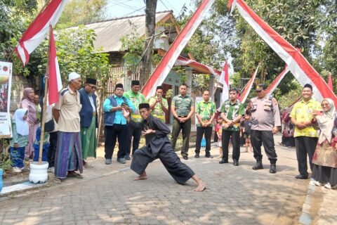 Warga menyuguhkan atraksi pencak silat untuk menyambut kedatangan tim penilai Lomba Kampung Pancasila tingkat Kabupaten Pasuruan di Dusun Kutaan, Desa Karangasem, Kecamatan Wonorejo, pada Kamis (10/9/2026).