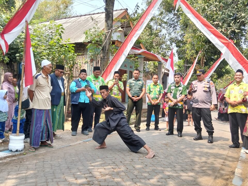 Warga menyuguhkan atraksi pencak silat untuk menyambut kedatangan tim penilai Lomba Kampung Pancasila tingkat Kabupaten Pasuruan di Dusun Kutaan, Desa Karangasem, Kecamatan Wonorejo, pada Kamis (10/9/2026).