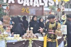 Murid kelas 9 MTs Almaarif 01 Singosari antusias mempromosikan produk market day mereka dengan kostum kreatif di stan "IX Catalyst" pada Karya Kerenfest 2026, belajar menjadi entrepreneur muda.
