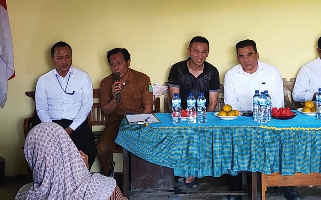 Kasatreskrim Polresta Pasuruan Kota AKP H. Decky Tjahyono Try Yoga memimpin proses mediasi antara warga Desa Tambakrejo dengan pihak PT BJM.